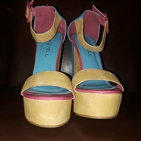 Kiss&Tell Wedge Heels - Picture 2 of 4